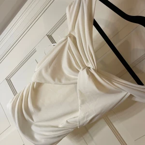 Snygg topp från bikbok - Passar jätte bra till middagar! Aldrig använd, storlek M men mer som en S