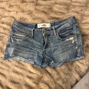 Jeansshorts - Säljer dessa jeansshorts som klippts kortare! Midjemått: ca 36cm. Pris kan diskuteras💙