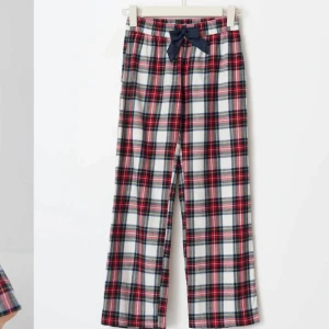 Gina Tricot pyjamasbyxor  - Säljer dessa pyjamasbyxor från Young Gina pågrund av att de är för korta, köpt för 200kr❤️