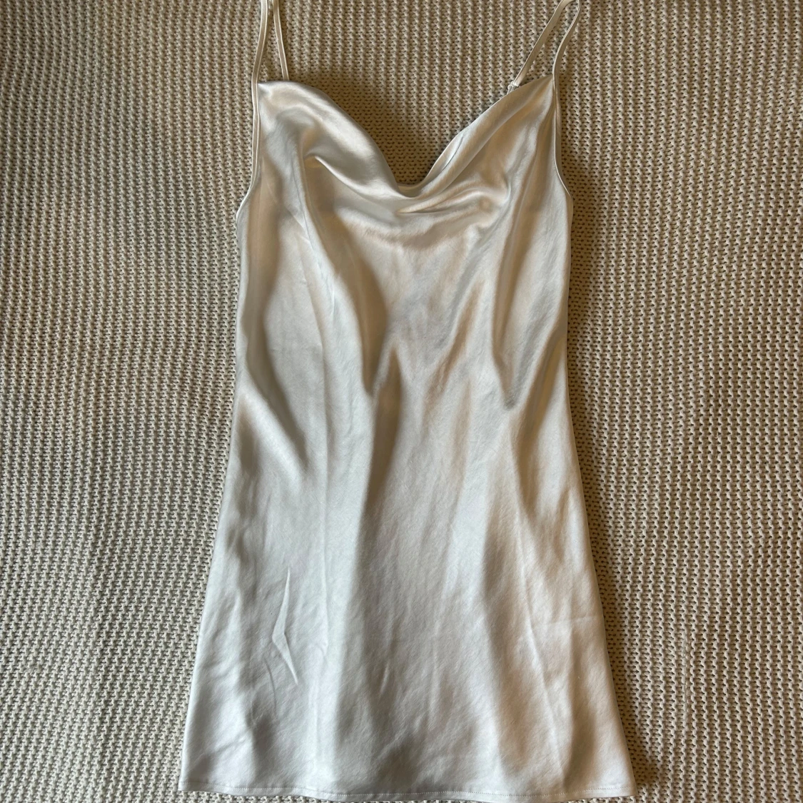 Vit klänning från Motel (Pavia Dress Ivory)
