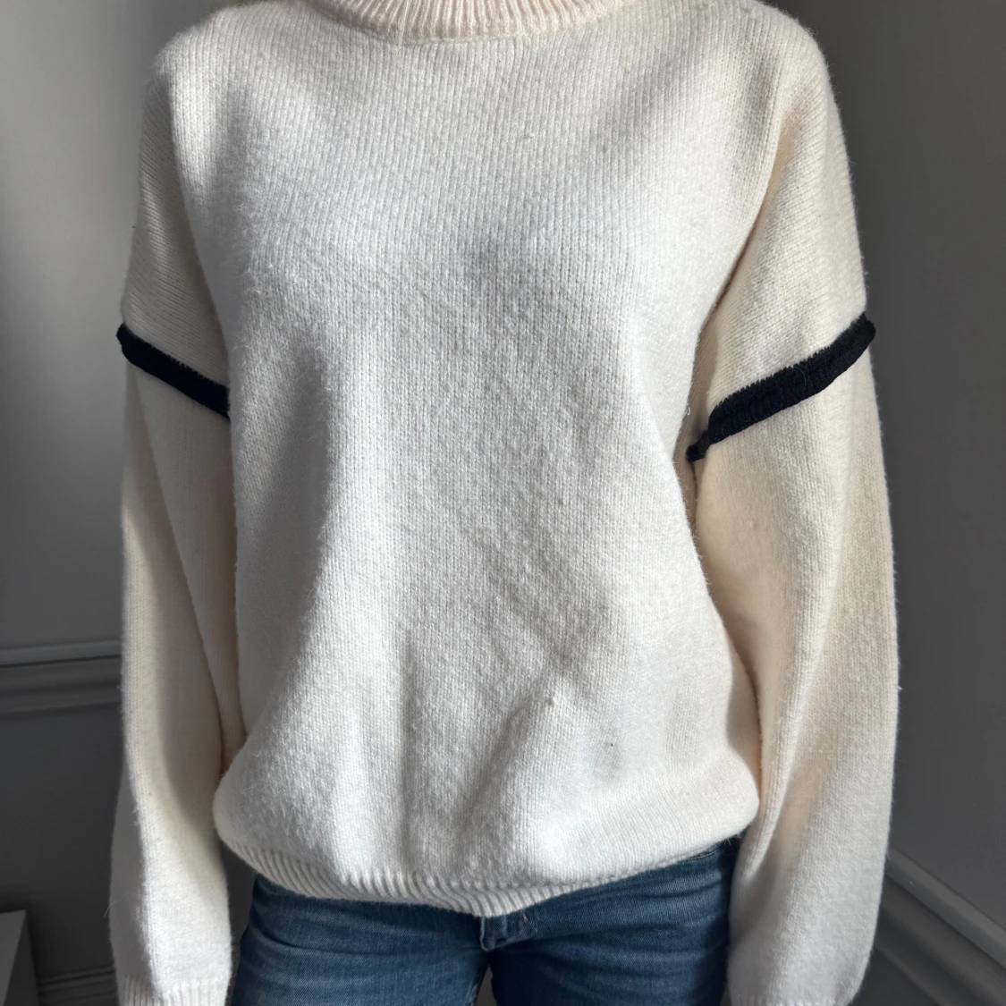 Vit stickad tröja med svarta detaljer - 2