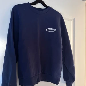 Mörkblå sweatshirt  - Säljer en mörkblå sweatshirt från ginatricot. Tröjan är i storlek S och använd fåtal gånger! Hör av er vid frågor. Pris kan diskuteras💗köparen står för frakt 