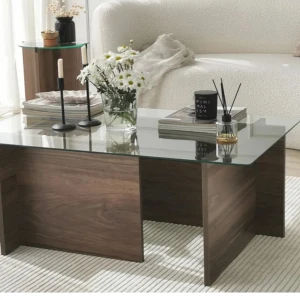 Soffbord med glasskiva och träben - Modernt soffbord med en stilren design. Bordsskivan är i glas och benen är i trä med en naturlig finish. Perfekt för att ge vardagsrummet en elegant touch. Mått: 105 cm x 65 cm x 40 cm.       Ordinarie pris är 2 399 kr, men jag säljer det för 1 200 kr. Upphämtning i Akalla, Stockholm. Skicka DM vid intresse, priset kan diskuteras!
