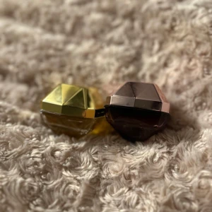Parfymflaskor i diamantform, rabanne lady million - Två eleganta parfymflaskor i form av diamanter. Den ena är i guld och den andra i roséguld. Perfekta för att ge en lyxig känsla till din doftsamling. Kommer ej till användning men luktar supergott, säljer båda som i ett kit.  Har bara tagit några få sprut 💓🙏🏼💖✌🏻💘🤗