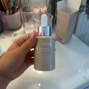 Silk Elixir Length Serum från CAIA - Silk Elixir Length Serum från CAIA innehåller hyaluronsyra och mjölksyra för att vårda och stärka håret. Kommer i en stilren flaska med pipett för enkel applicering. Perfekt för att ge håret extra längd och glans. Helt oanvänd 💗