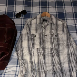 Skjorta - Sjysst överskjorta från only and sons  Skick 9/10