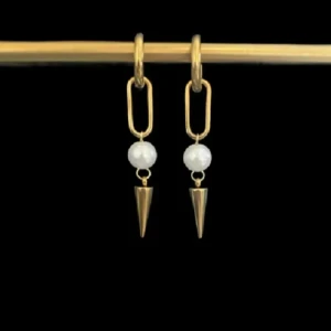 Guldörhängen med pärlor och spetsdetalj - Eleganta guldörhängen med rektangulär form och hängande vita pärlor. Under pärlorna finns en spetsig gulddetalj som ger en unik touch. Perfekta för att lyfta vilken outfit som helst.