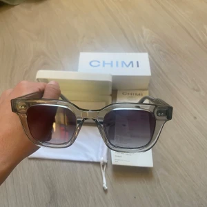 Chimi 04 grey - Tja, säljer ett par stilrena chimi glasögon. Alla tillbehör tillkommer samt kvitto. Dom har inga som helst defekter och passar perfekt för alla soliga sommardagar som är på tilllgång. Tveka inte på att skriva vid funderingar eller om fler bilder önskas!