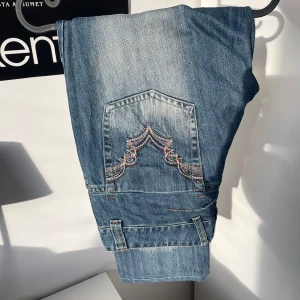 Lowwaist Retro Jeans - Raka och lågmidjade med snygga detaljer på baksidan! Jättebra skick men dom är tyvärr för små! Köp via köp nu💞💞 mått: midja 41 cm, längd 93cm, innerbenslängd 70cm. 