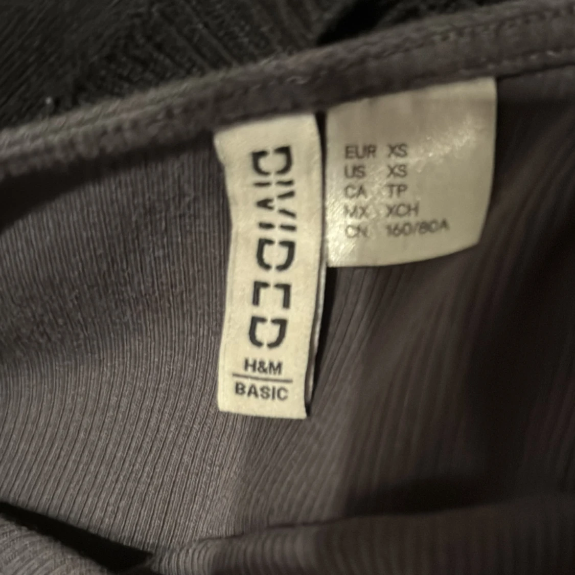 Grå croppad topp från H&M Divided - 1