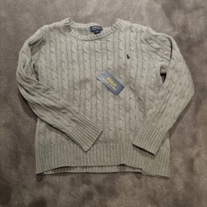Ralph lauren knit - Raffe knit,grymt skick💯.Modellen är 162cm.Pris är diskuterbart✅️.nypris ligger runt 1500.Skickas ofta inom 24h🚚kom dm för fler bilder eller funderingar. //SUNDSVALL RESELL 🍾✅️