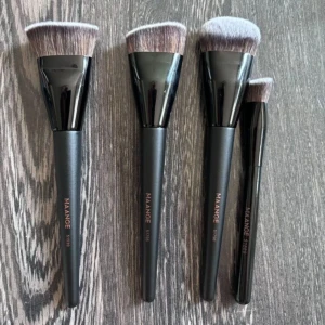 Svart sminkborstset - Säljer ett set med fyra sminkborstar. Borstarna har svarta handtag och täta, mjuka borst i grå och vita nyanser. Perfekt för att applicera foundation, rouge, concealer, contour, och bronzer med precision. 45 för alla.