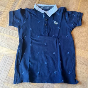 Mörkblå pikétröja - Mörkblå pikétröja med ankare 