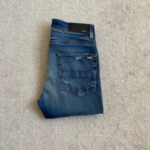 Amiri distressed jeans | W30 - Säljer dessa helt sinnesjuka jeansen från Amiri! | Näst intill sprillans nya, inga tecken på användning | Size: W30, skriv till mig för att få måtten! | Nypris: ~10.000kr | Mitt pris: 2499kr! | 40+ nöjda kunder | Fraktas alltid inom 24h efter köp! | Skriv vid frågor & funderingar!