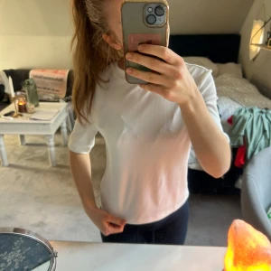 Vit ribbad t-shirt - Säljer en vit ribbad t-shirt i finare stil med trekvartsärmar. Perfekt basplagg som passar till det mesta. Från Cider, i nyskick, storlek XS.