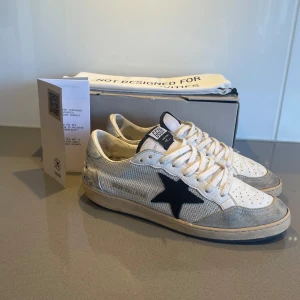 Golden Goose Ballstar - Säljer nu dessa Golden Goose Ballstarsen som är i bra skick! | En del av slitningarna är design men finns också lite från användning | nypris: 7000kr ungefär | storlek 42-43, passar bäst för dig som har 43 | äkthets bevis finns!
