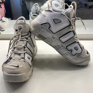Nike air more uptempo  - Säljer mina Nike air more upptempo skor som är inte lång min stil. Köpte dom i Italien för 1100kr, bra skick, storlek 39