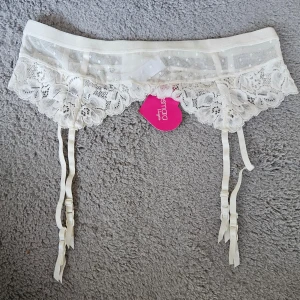 Vit spetsstrumpebandshållare  - Helt ny med prislapp 