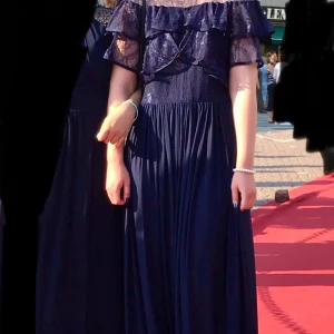 Balklänning  - Balklänning Unique, st 38 Endast använd en gång. Dragkedja bak. Personen på bilden 165cm /55kg, har högklackade skor och klänningen är enkelt upplagd ca.5 cm för hand.