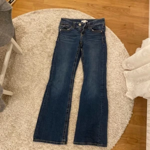 Lågmidjade jeans ifrån Gina tricot.  - Lågmidjade bootcut jeans ifrån Gina. Storlek 152. Jag har knappt använt dem och säljer pågrund av att dem inte används. Priset kan diskuteras💕