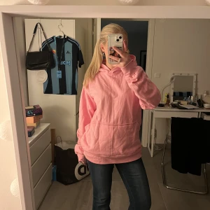 Rosa hoodie - Säljer en mysig rosa hoodie med luva och magficka. Perfekt för en avslappnad stil. Passar bra till jeans eller leggings.