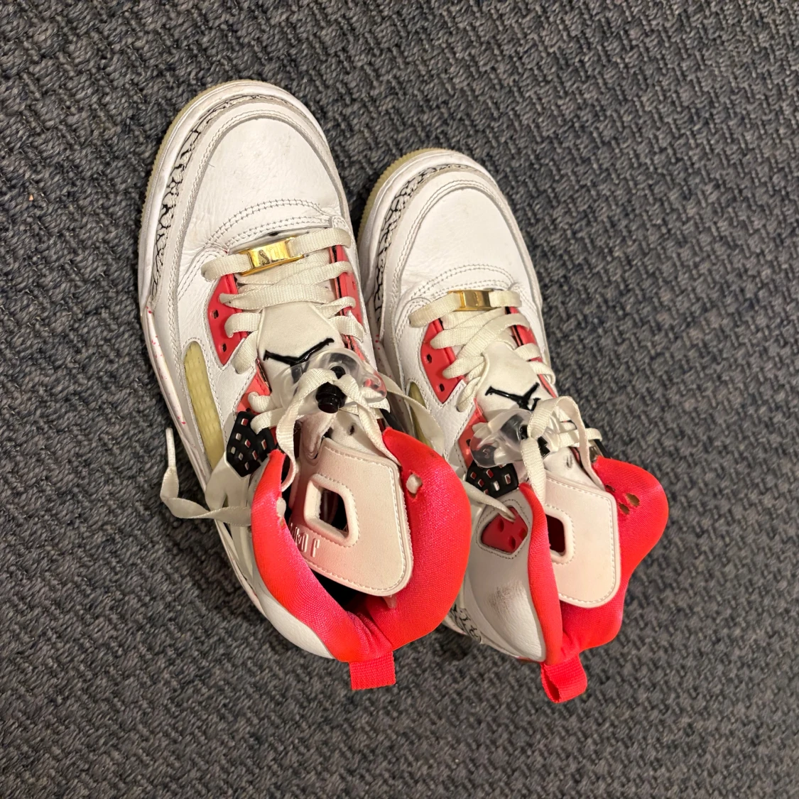 Nike Air Jordans i vitt och rött 