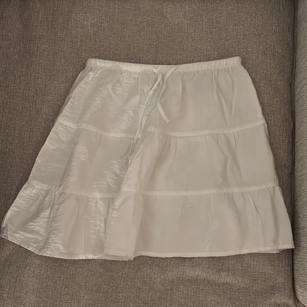 Jätte snygg kjol från h&m, original pris är 350, priset kan diskuteras💕. Hameet.