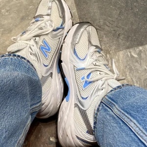 New Balance sneakers - Säljer dessa snygga new balance skorna då de inte kommer till användning😊Skriv privat för fler bilder💌