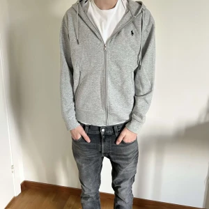 Ralph lauren hoodie - Säljer nu en as soft grå hoodie från raffe😍 Storlek S och den är i perfekt skick😎😇Skriv vid minsta lilla fundering! 