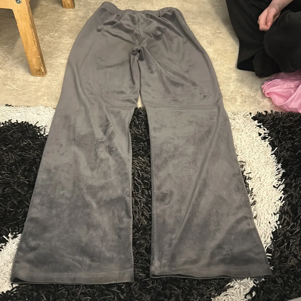 Säljer ett par grå mjukisbyxor från Gina Tricot. Byxorna har en loose passform och är tillverkade i ett mjukt syntetmaterial. Perfekta för en avslappnad stil.. Farkut & Housut.