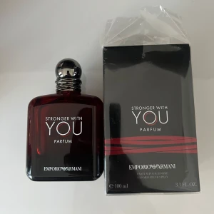 Stronger With You Parfum från Emporio Armani - Säljer den nya swy parfum från Armani. Lätt den bästa av hela linjen. Kan användas året om. 98/100 ml kvar. Kvitto finns. Ny pris 1775. Passa på! 