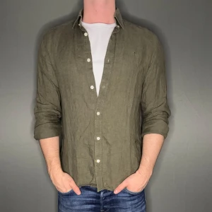 Morris linnen skjorta - Hej säljer nu min fina Morris linnen skjorta i storlek S. Den är i nyskick och kommer vara otroligt snygg nu i vår och framåt sommaren. Nypris cirka 1600kr! Vi kommer att sälja liknande produkter nu i vår och närmare sommar så glöm inte följa profilen!🌊🍾