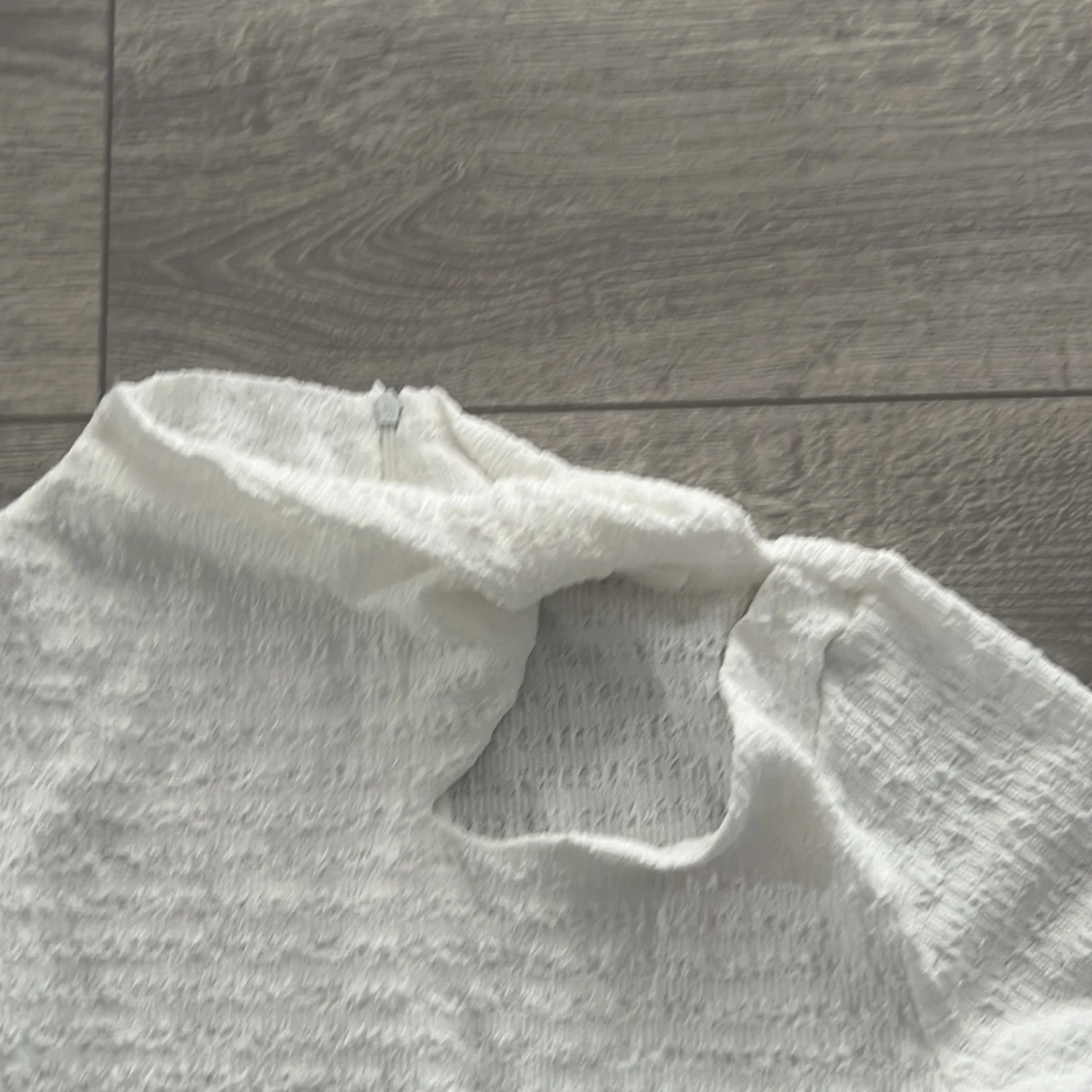 Vit långärmad topp med unik design - 1