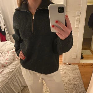 Stickad tröja - V-ringad stickad tröja från bikbok. Använd typ 3 ggr. Storlek XL men passar även L. Köparen står för frakt😇