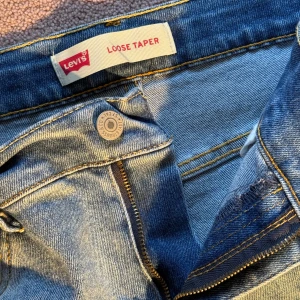 Levi's Loose Taper jeans - Levi’s Jeans i storlek 176. Passar bra för längre om man gillar lite tajtare passform runt midjan.                 Väldigt bra skick/nyskick.                                                Nypris: 699:-