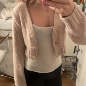 beige-rosa stickad cardigan 🤎 - en croppad stickad cardigan som jag aldrig använt. väldigt mysig och gosig och passar fint med ett vitt linne under!