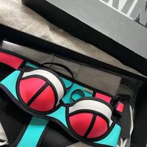 Triangl liknande bikini  - Jätte snygg bikini som liknar dem populära triangl bikinisarna. Bikinin är från BRAKINIS och överdelen är i stl xs (A eller B kupa), underdelen är i stl S. Säljer pga att den är för liten💕