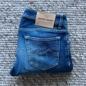 JACOB COHEN JEANS  - Jacob Cohen Jeans - Storlek: 32, Benlängd 102cm, midja 43cm - Modell: 622, Slim fit passform - Nypris 5000kr - deluxecloset