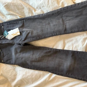 Svarta jeans från ONLY - Snygga svarta jeans från ONLY med klassisk femficksdesign och knappgylf. Perfekta för en stilren look.