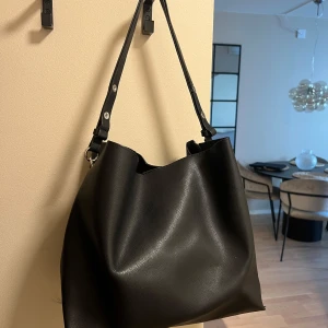 Väska i skinn från Nakd - Stor svart väska i skinn från Nakd. Lite skav i kanterna, annars fint skick 🌸