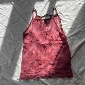 Rosa spetslinne - Säljer ett sött rosa spetslinne med tunna axelband. 