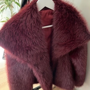 Vinröd pälsjacka - Säljer en lyxig vinröd pälsjacka med en elegant och fluffig textur. Jackan har en djup färg och en mjuk känsla, perfekt nu till våren💘