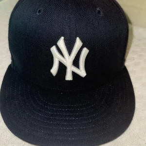 New era keps - New era keps i marin blå med new york yankes på, inte super använd