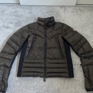 Moncler canmore - |Säljer nu denna grymt snygga Moncler jacka|Bli snyggast i backen|Jackan är i bra skick och helhetsintrycket är fint|Size 2 fits S/M|Vid eventuella frågor är du välkommen att kontakta oss|