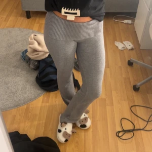 Grå stickade byxor - Snygga grå stickade byxor med ribbad midja. Perfekta för en avslappnad stil och bekväma att bära. Passar bra till en enkel topp eller tröja.