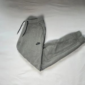 Grå mjukisbyxor från Nike - Säljer ett par gråa mjukisbyxor från Nike, då byxorna har använt men annars fantastiskt skick, kom gärna privat för mer detaljer eller bilder angående mjukisbyxorna. Priset kan alltid förhandlas!