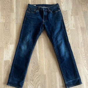 Levis 511 jeans 32/30 - Snygga mörkblå Levis 511 jeans med en klassisk slim/straight passform. Passar bra på mig som är 180 och väger 70kg