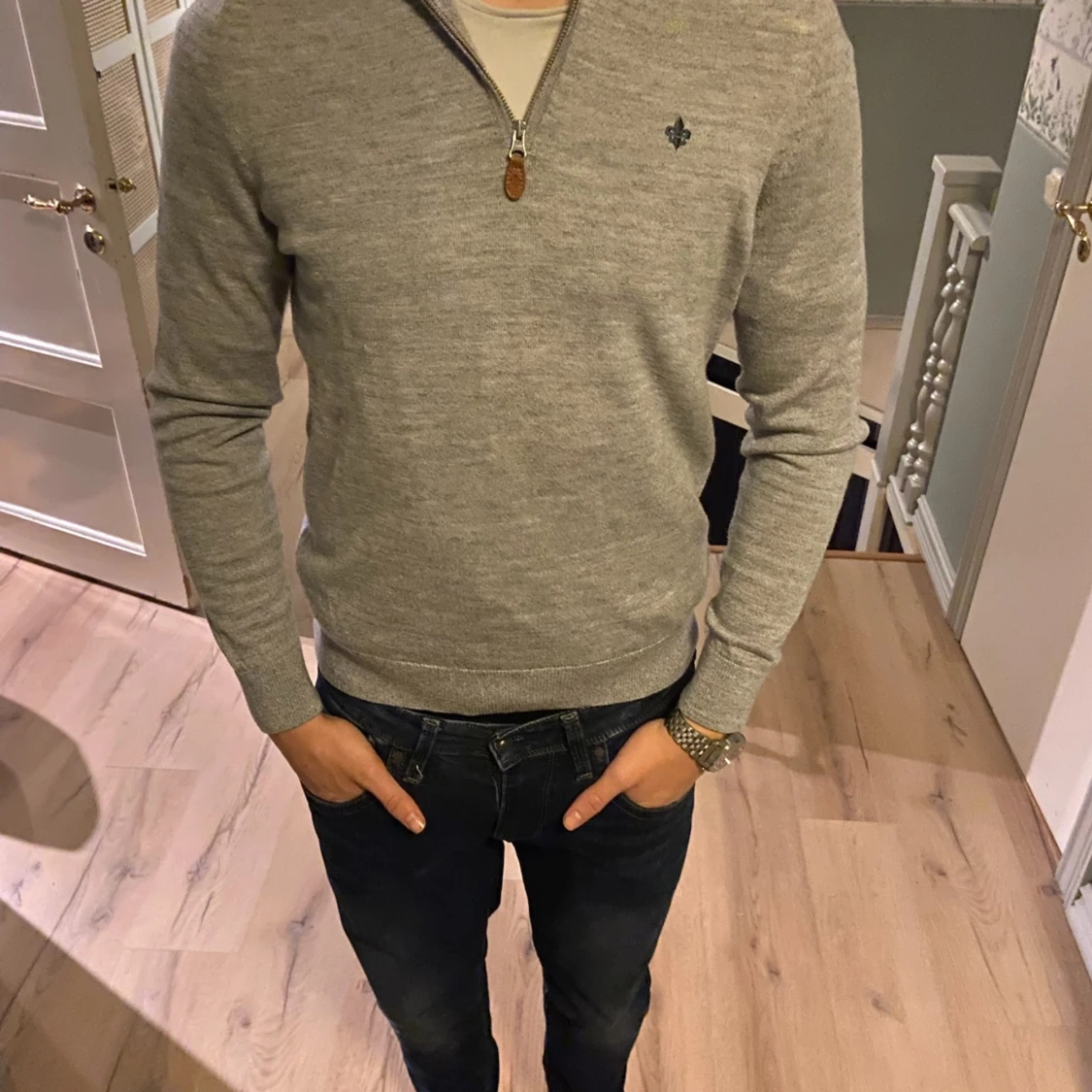 Mörkblå tröja med dragkedja