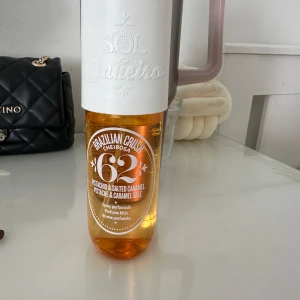 Sol de Janeiro Brazilian Crush Cheirosa '62 - Parfymmist från Sol de Janeiro med doft av pistage och saltad karamell. Flaskan är genomskinlig med en vit kork och har en gyllene vätska inuti. Den är lite använd som ni ser. Köpt hos kicks för 429kr 