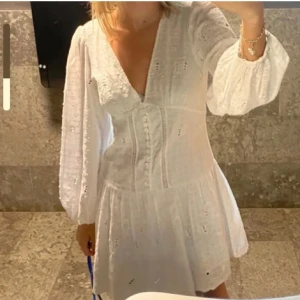 vit klänning zara - Vit klänning från Zara! Perfekt till studenten eller midsommar🌸 köpt här på plick men aldrig använd av mig, skriv för fler bilder eller frågor